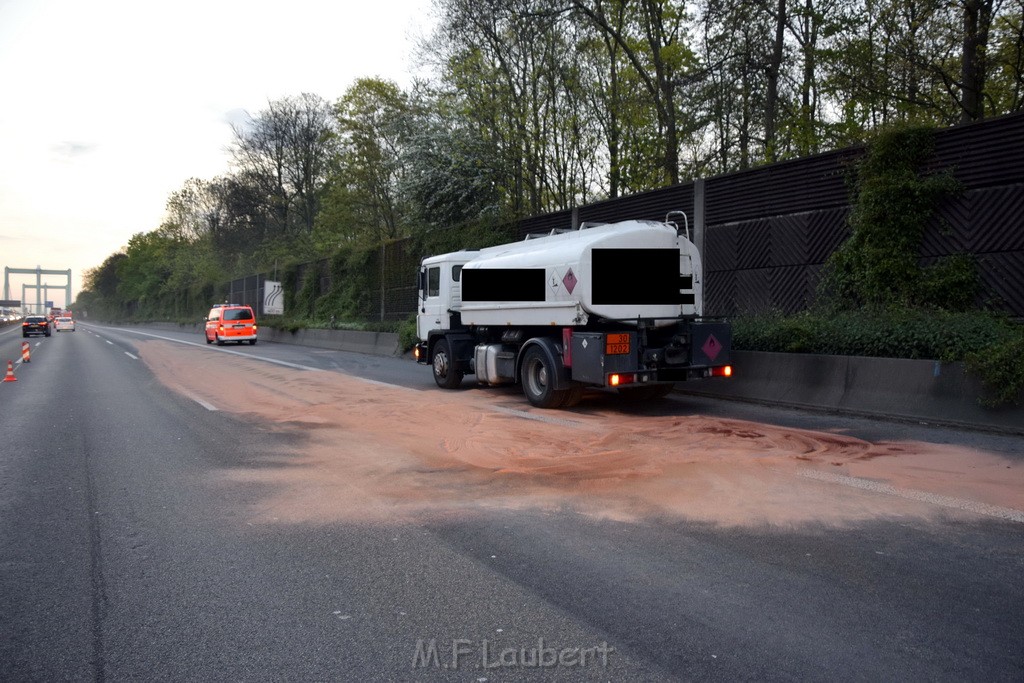 A 4 Rich Olpe vor Rodenkirchener Bruecke Heizoel LKW verliert Heizoel P09.JPG - Miklos Laubert